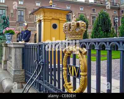 Krone und Wache an der schwedischen königlichen Placace in Stockholm, Schweden; Europa; Scandinavia Stockfoto