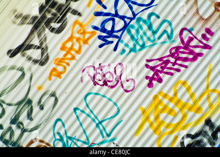 Graffiti und Vandalismus auf einem Verschluss Tür Brüssel Belgien EU-Europa Stockfoto