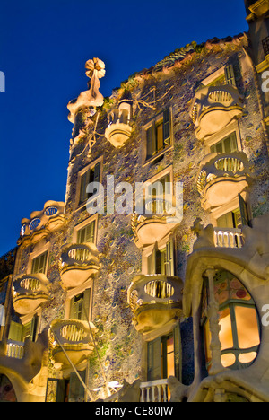 Barcelona Catalunya Blick auf das Mosaik Fliesen- äußere Fassade der Casa Batllo bei Nacht von Architekten Antoni Gaudi Barcelona Spanien eu Europa Katalonien Stockfoto