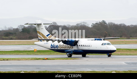 Blaue Inseln Airline ATR 42-320 Verkehrsflugzeug G-DRFC Rollen am internationalen Flughafen Manchester England Vereinigtes Königreich UK Stockfoto