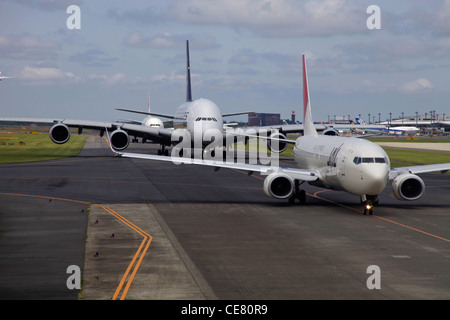 Boeing 737-800 Besteuerung gefolgt von Airbus A380 am Flughafen Narita Stockfoto