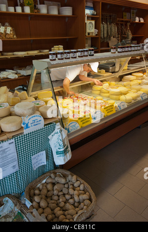 Käse zum Verkauf an die Cooperativa Casearia. Val di Vara. Verese Ligure. Ligurien. Italien Stockfoto