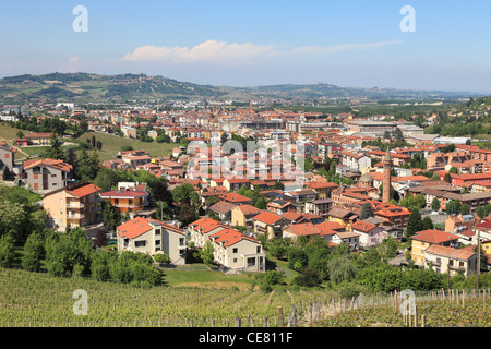 Blick auf die Stadt von Alba aus den umliegenden Hügeln der Langhe im Piemont, Norditalien. Stockfoto