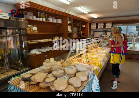 Käse zum Verkauf an die Cooperativa Casearia. Val di Vara. Verese Ligure. Ligurien. Italien Stockfoto