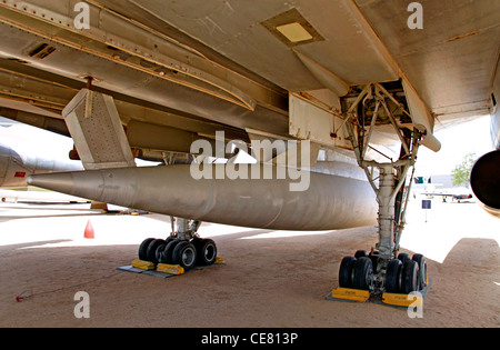 Unter dem Rumpf der Convair B-58 Hustler Überschall-Bomber in das Pima Air Museum Stockfoto