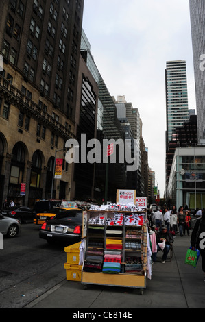 Grauen Himmel "urban Alley" Wolkenkratzer Porträt Stall verkauft Schals Hoodies, Bürgersteig, East 59th Street, an der 5th Avenue, New York Stockfoto