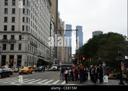 Grauen Himmel sehen, Plaza Hotel Times Warner, "Freiheitsstatue" Entertainer, viele Menschen West 59th Street in 5th Avenue in New York Stockfoto