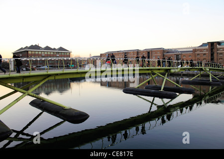 Ponton-Brücke am West India Quay, Canary Wharf Docklands London England UK Stockfoto