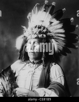 Kleine Soldaten, Sioux Krieger, Brustbild, nach links, tragen Brustpanzer und Krieg Bonnet, ca. 1899 Stockfoto