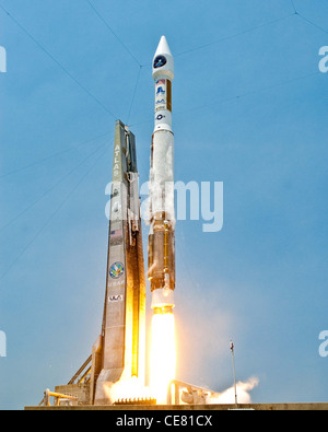 Eine Weltraumgestützte Infrarotsysteme der Luftwaffe GEO-1-Nutzlast wird an Bord einer United Launch Alliance Atlas V-Rakete gestartet 7. Mai 2011, vom Space Launch Complex 41 an der Cape Canaveral Air Force Station, Fla. SBIRS ist entworfen, um globale, Overhead-, persistente, Infrarotüberwachung, um die Anforderungen des 21. Jahrhunderts in Missionsgebieten zu erfüllen, einschließlich Raketenwarnung, Raketenabwehr, technischer Intelligenz und Gefechtsbewusstsein. Stockfoto