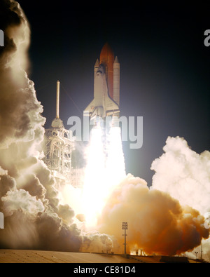 Das Space Shuttle Endeavour beleuchtet den Nachthimmel, während es um 4:41:00.072 UHR EST, 11. Januar 1996, vom Launch Pad 39B aus donnert. STS-72 ist der Startschuss für den Shuttle-Start 1996 und damit die 74. Shuttle-Mission und der 10. Flug der Orbiter Endeavour. Stockfoto