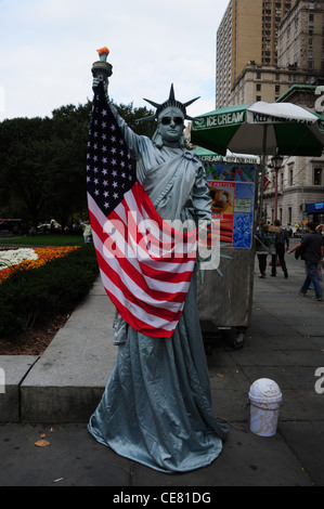 Portrait Mann gekleidet "Statue of Liberty", halten Sie die amerikanische Flagge, West 59th Street Ecke 5th Avenue, Grand Army Plaza, New York Stockfoto