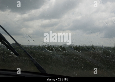 Fahren im Regen, Blick durch die Windschutzscheibe Stockfoto