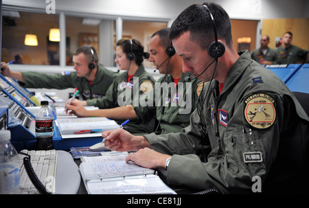 Die Mitglieder des 576th Flight Test Squadron führen Vorflugoperationen für einen interkontinentalen Raketenstart des Minuteman III. September 17, 2010, auf der Vandenberg Air Force Base, Kalifornien, durch. Der Start testete die Einsatzfähigkeit, Einsatzbereitschaft und Genauigkeit der Raketen Stockfoto