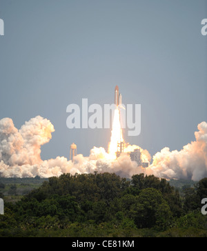 Das Space Shuttle Atlantis löscht die Startrampe 14. Mai 2010, am Kennedy Space Center in Cape Canaveral, Florida Stockfoto