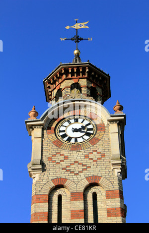 Epsom Uhrturm ist 70 Fuß hoch und gestaltet von den Londoner Architekten, James Butler und Henry Hodge 1847. Surrey England UK Stockfoto