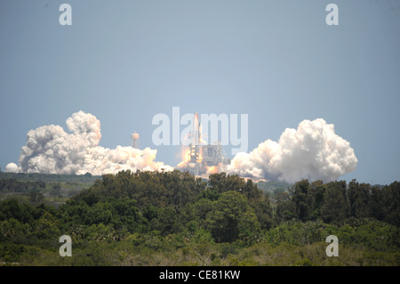 Das Space Shuttle Atlantis löscht die Startrampe 14. Mai 2010, am Kennedy Space Center in Cape Canaveral, Florida Stockfoto