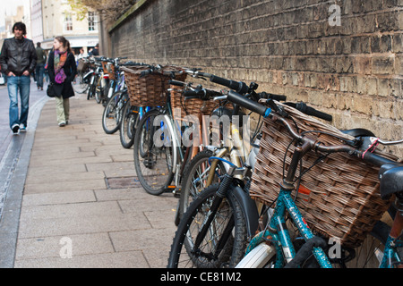 Eine Linie von Fahrrädern vor einem Sydney Sussex College geparkt. Cambridge. England. Stockfoto