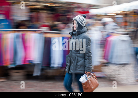 Eine Frau geht über einen bunten Cambridge Markt. England. Stockfoto