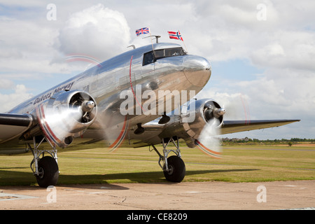 Dakota Norwegen DC-3 Dakota mit laufenden Motoren abgestellt Duxford Airfield, Cambridgeshire. Stockfoto