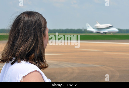 Erinn Benge beobachtet, wie das Space Shuttle Atlantis auf einem modifizierten Boeing 747 Shuttle Carrier-Flugzeug nach der Landung am 2. Juni auf der Columbus Air Force Base, Missa, taxiert. Columbus AFB war der letzte Halt für Treibstoff, bevor es seine Reise zum Kennedy Space Center beendete. Fla. Frau Benge ist die Frau von Meister Sgt. Warren Benge, der erste Sergeant der 14. Force Support Squadron. Stockfoto