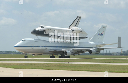 Space Shuttle Atlantis, das auf einem von der NASA modifizierten Boeing 747 Shuttle Carrier Flugzeug fährt, landet am 2. Juni auf der Lackland Air Force Base, Texas. Das Shuttle wird von der Edwards Air Force Base, Kalifornien, nach einer 13-tägigen Mission im All nach Florida gebracht, um das Hubble Space Telescope zu reparieren und zu verbessern. Stockfoto