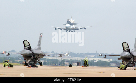 Space Shuttle Atlantis, das auf einem von der NASA modifizierten Boeing 747 Shuttle Carrier Flugzeug fährt, landet am 2. Juni auf der Lackland Air Force Base, Texas. Das Shuttle war auf dem Weg zurück zum Kennedy Space Center der NASA in Florida und hielt an der Lackland AFB an, um aufzutanken. Stockfoto