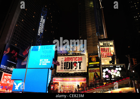 Nacht Kreuz-Höhenplan Menschen stehend TKTS Dach Schritte, zur blauen Neon beleuchtet Theater Plakate, 7th Avenue, NewYork Stockfoto