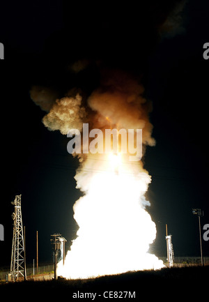 Eine Minuteman III interkontinentale ballistische Rakete startet erfolgreich um 1:01 Uhr am 13. August von der Vandenberg Air Force Base, Kalifornien. Die Rakete wurde mit einer National Nuclear Security Administration konfiguriert, Oder NNSA, eine Testgruppe, bei der drei unbewaffnete Neueintrittsfahrzeuge etwa 4,190 Meilen zu ihren vorher festgelegten Zielen im Pazifischen Ozean zurücklegen. Stockfoto