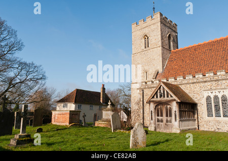 St Mary the Virgin Church, Matching, Essex, England mit der 15. Ehe fest Zimmer im Hintergrund Stockfoto