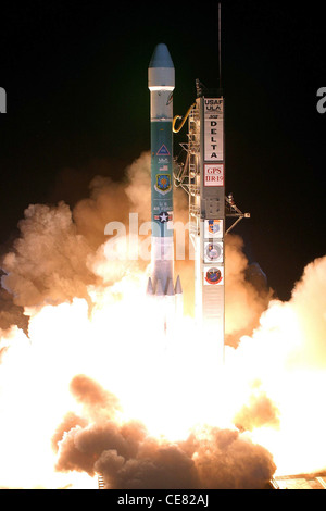 Am 15. März 2008 startete eine Delta-II-Rakete von Cape Canaveral aus mit einem GPS-Satelliten für die US-Luftwaffe. Dies war der erste Start von Delta II im Jahr 2008. Stockfoto