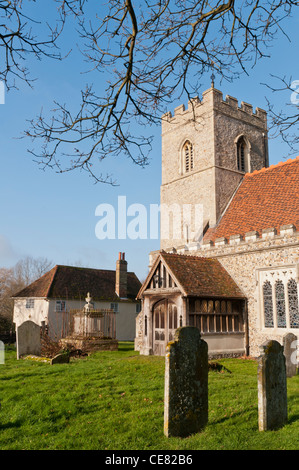 St Mary the Virgin Church, Matching, Essex, England mit der 15. Ehe fest Zimmer im Hintergrund Stockfoto