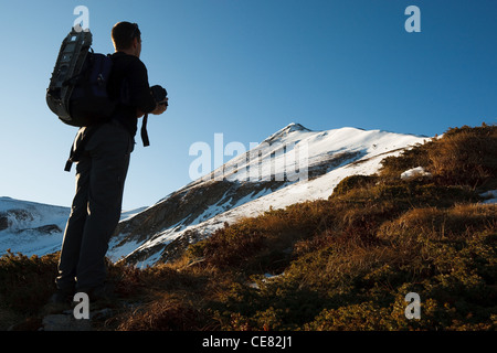 Menschen wandern bis der Pic De La Calabasse (2210 m), in der Nähe von Saint-Lary, zahlt Couserans, Ariege, Pyrenäen, Frankreich. Stockfoto