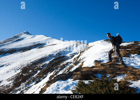 Menschen wandern bis der Pic De La Calabasse (2210 m), in der Nähe von Saint-Lary, zahlt Couserans, Ariege, Pyrenäen, Frankreich. Stockfoto