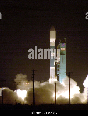 Am Freitag, den 28. April 2006, um 03:02 Uhr Ortszeit, startet eine Delta II-Rakete vom Space Launch Complex 2 auf der Vandenberg Air Force Base, Kalifornien. Die Rakete trug NASA-Cloud-Aerosol Lidar und Infrarot-Pathfinder Satelliten-Beobachtungen, oder CALIPSO, und CloudSat-Satelliten. Stockfoto