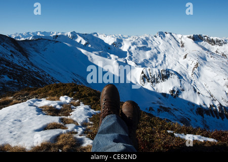 Paar Stiefel mit Blick auf Pic De La Calabasse (2210 m), in der Nähe von Saint-Lary, zahlt Couserans, Ariege, Pyrenäen, Frankreich. Stockfoto