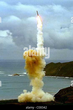 Eine LGM-30 Minuteman III Rakete schwebt nach einem Teststart in der Luft. Der Minuteman ist ein strategisches Waffensystem, das eine ballistische Rakete interkontinentaler Reichweite verwendet. Stockfoto