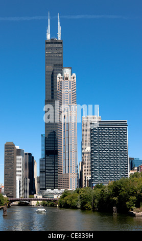 Chicago, die drittgrößte Stadt in den Vereinigten Staaten. Das Gebäude mit den weißen Masten ist der Willis Tower Stockfoto