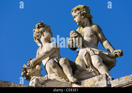 Statuen auf den Pavillon Français auf dem Gelände des Petit Trianon, Chateau de Versailles, Frankreich Stockfoto