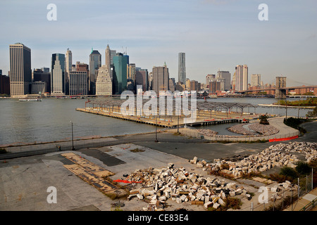 Bau auf einem Abschnitt von Brooklyn Bridge Park und die Skyline von Lower Manhattan von Brooklyn Heights Promenade zu sehen. Stockfoto