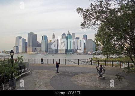 Menschen Sie genießen und die Fotos auf der Brooklyn Heights Promenade, mit Blick auf den East River und Lower Manhattan Stockfoto