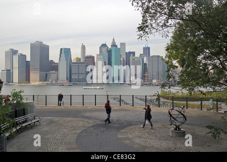 Die Menschen genießen die Brooklyn Heights Promenade, mit Blick auf den East River und Lower Manhattan. Stockfoto