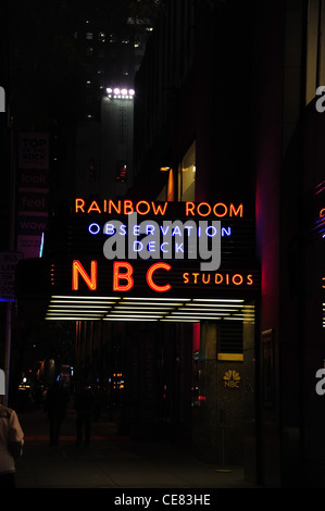 Nacht-Porträt-Neon Werbung, NBC Studios, Rainbow Room, Aussichtsplattform, Eingang Baldachin GE Building, East 49th Street, New York Stockfoto