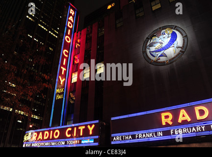 Nacht Neon Schrägansicht Radio City Music Hall von West 50th Street in Richtung der Ecke 6th Avenue in New York Stockfoto
