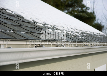 Schmelzender Schnee und Eis auf Dach. Stockfoto