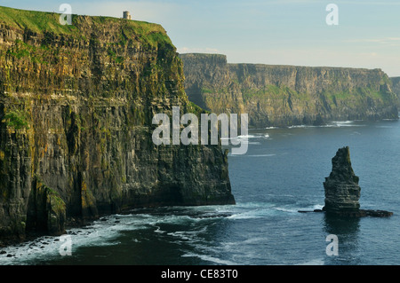 Cliffs Of Moher und Branaunmore zu stapeln, Co. Clare, Irland Stockfoto