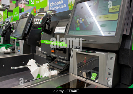 Ein Self-Service Check-Out in einem Asda Speicher, UK Stockfoto