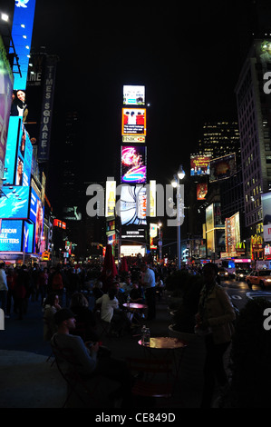 Nacht Neon Porträt Leute sitzen, Essen gehen, Fußgänger Broadway Plaza, nördlich von West 45th Street, 7th Avenue, New York Stockfoto