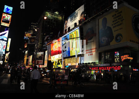 Nacht Neon Plakatwände Blick auf Duffy Square, Menschen, Planet Hollywood, Forever 21, 7th Avenue, Times Square, New York Stockfoto