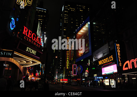 Nacht Neon Blick rot Regal Cinema Baldachin Festzelt, in Richtung Modells-Sport-Shop und Madame Tussauds, new West 42nd Street, New York Stockfoto